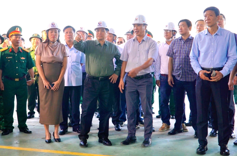 Thủ tướng Phạm Minh Chính: Khẩn trương phục hồi sản xuất, ổn định đời sống sau bão số 13- Ảnh 1. Thủ tướng Phạm Minh Chính: Khẩn trương phục hồi sản xuất, ổn định đời sống sau bão số 13- Ảnh 1.