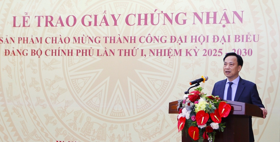 Đồng chí Lại Xuân Lâm, Phó Bí thư Đảng ủy Chính phủ phát biểu chỉ đạo tại buổi lễ..JPG
