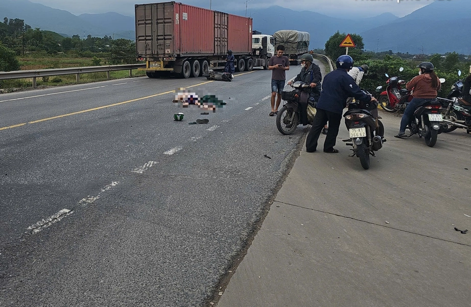 Huế: Ô tô tải va chạm xe máy làm 2 người tử vong tại chỗ- Ảnh 1.
