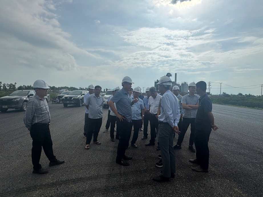 Thứ trưởng Phạm Minh Hà: Nỗ lực đưa 4 dự án cao tốc phía Nam về đích đúng kế hoạch- Ảnh 1. Thứ trưởng Phạm Minh Hà: Nỗ lực đưa 4 dự án cao tốc phía Nam về đích đúng kế hoạch- Ảnh 1.