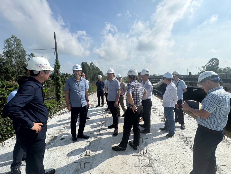 Thứ trưởng Phạm Minh Hà: Nỗ lực đưa 4 dự án cao tốc phía Nam về đích đúng kế hoạch- Ảnh 3. Thứ trưởng Phạm Minh Hà: Nỗ lực đưa 4 dự án cao tốc phía Nam về đích đúng kế hoạch- Ảnh 3.