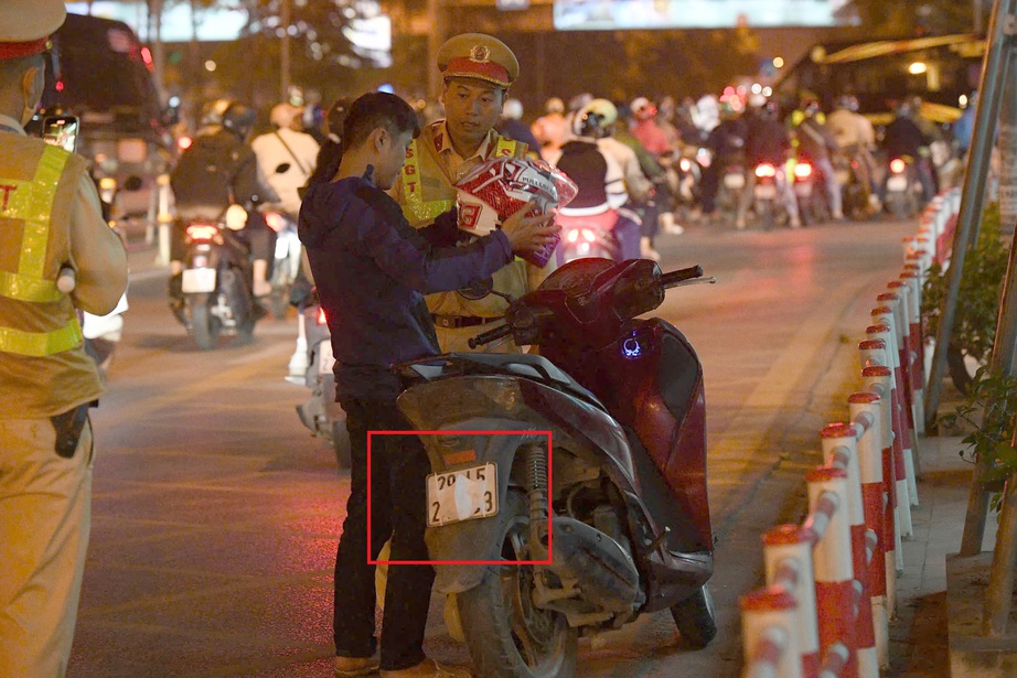 Hà Nội: CSGT ghi hình, xuyên đêm xử lý cả trăm tài xế xe máy lướt điện thoại, che biển số- Ảnh 1. Hà Nội: CSGT ghi hình, xuyên đêm xử lý cả trăm tài xế xe máy lướt điện thoại, che biển số- Ảnh 1.