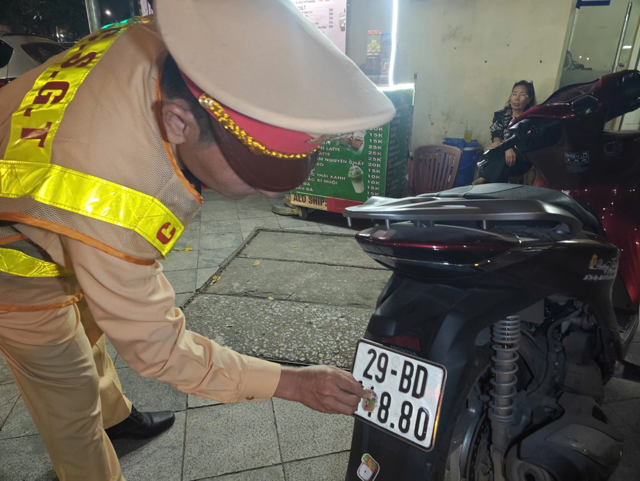 Hà Nội: CSGT ghi hình, xuyên đêm xử lý cả trăm tài xế xe máy lướt điện thoại, che biển số- Ảnh 4. Hà Nội: CSGT ghi hình, xuyên đêm xử lý cả trăm tài xế xe máy lướt điện thoại, che biển số- Ảnh 4.