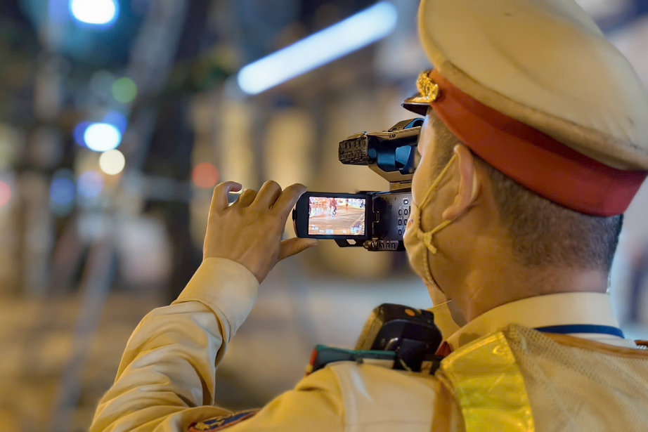 Hà Nội: CSGT ghi hình, xuyên đêm xử lý cả trăm tài xế xe máy lướt điện thoại, che biển số- Ảnh 6. Hà Nội: CSGT ghi hình, xuyên đêm xử lý cả trăm tài xế xe máy lướt điện thoại, che biển số- Ảnh 6.