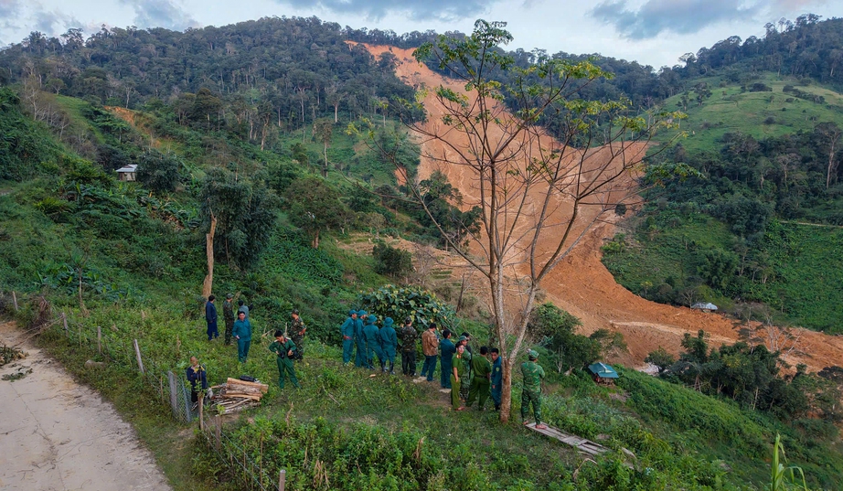 Vụ 3 người nghi bị sạt lở vùi lấp: Lãnh đạo Đà Nẵng đến hiện trường chỉ đạo tìm kiếm- Ảnh 1. Vụ 3 người nghi bị sạt lở vùi lấp: Lãnh đạo Đà Nẵng đến hiện trường chỉ đạo tìm kiếm- Ảnh 1.