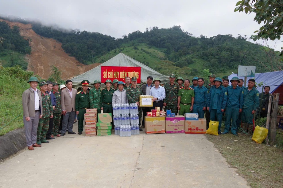 Vụ 3 người nghi bị sạt lở vùi lấp: Lãnh đạo Đà Nẵng đến hiện trường chỉ đạo tìm kiếm- Ảnh 3. Vụ 3 người nghi bị sạt lở vùi lấp: Lãnh đạo Đà Nẵng đến hiện trường chỉ đạo tìm kiếm- Ảnh 3.