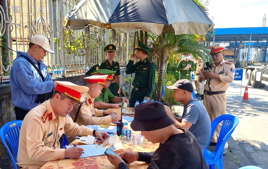 Hải Phòng xử phạt 128 trường hợp vi phạm nồng độ cồn trong một ngày- Ảnh 2. Hải Phòng xử phạt 128 trường hợp vi phạm nồng độ cồn trong một ngày- Ảnh 2.