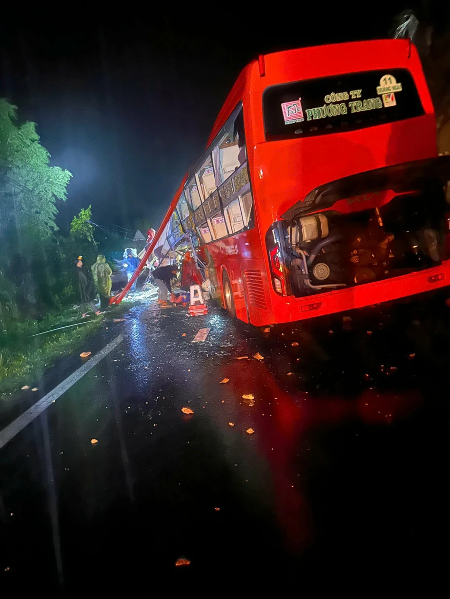 Sạt lở đèo ở Khánh Hòa khiến nhiều người thương vong- Ảnh 1. Sạt lở đèo ở Khánh Hòa khiến nhiều người thương vong- Ảnh 1.