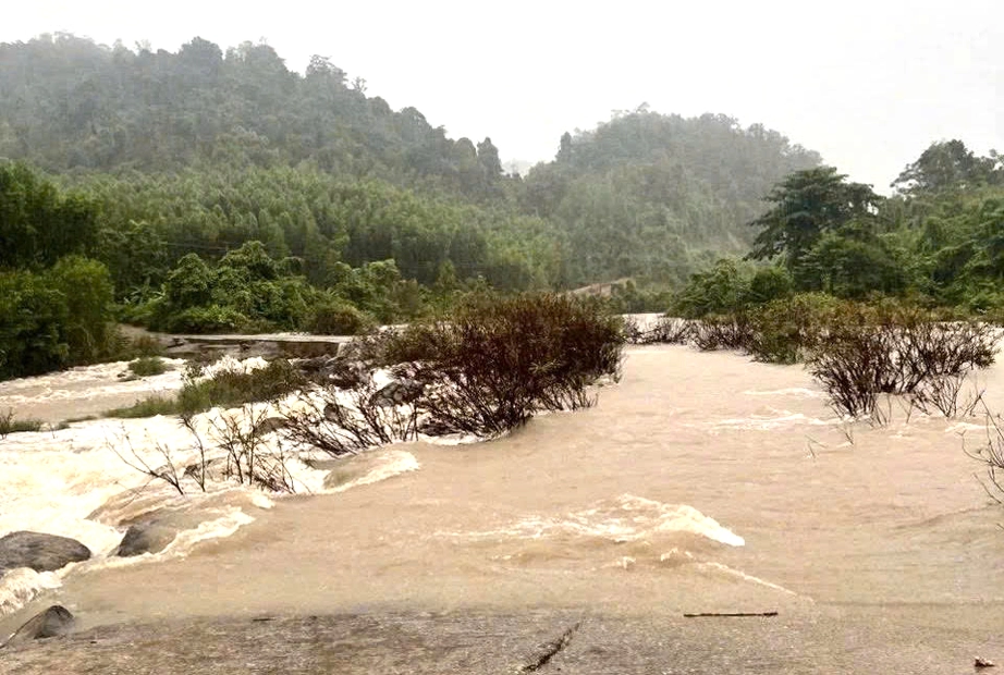 Mưa lớn, nhiều khu vực miền núi ở Khánh Hòa bị cô lập, giao thông chia cắt- Ảnh 2. Mưa lớn, nhiều khu vực miền núi ở Khánh Hòa bị cô lập, giao thông chia cắt- Ảnh 2.