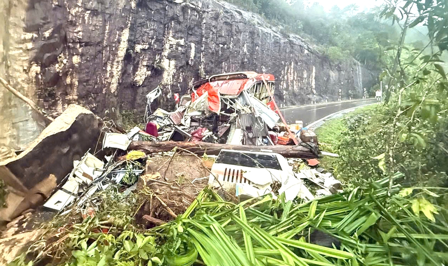 Hiện trường xe khách bị vùi lấp, 6 người tử vong, 16 người bị thương trên đèo Khánh Lê- Ảnh 4. Hiện trường xe khách bị vùi lấp, 6 người tử vong, 16 người bị thương trên đèo Khánh Lê- Ảnh 4.
