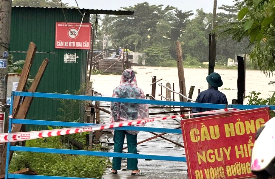 Khánh Hòa: Lũ cuốn trôi hơn 100m cầu gỗ Phú Kiểng, hàng nghìn hộ dân phải đi đường vòng- Ảnh 1. Khánh Hòa: Lũ cuốn trôi hơn 100m cầu gỗ Phú Kiểng, hàng nghìn hộ dân phải đi đường vòng- Ảnh 1.