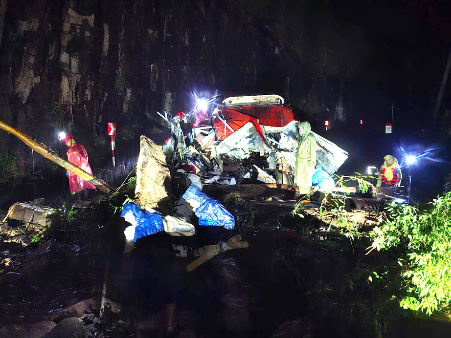 Hiện trường xe khách bị vùi lấp, 6 người tử vong, 16 người bị thương trên đèo Khánh Lê- Ảnh 1. Hiện trường xe khách bị vùi lấp, 6 người tử vong, 16 người bị thương trên đèo Khánh Lê- Ảnh 1.