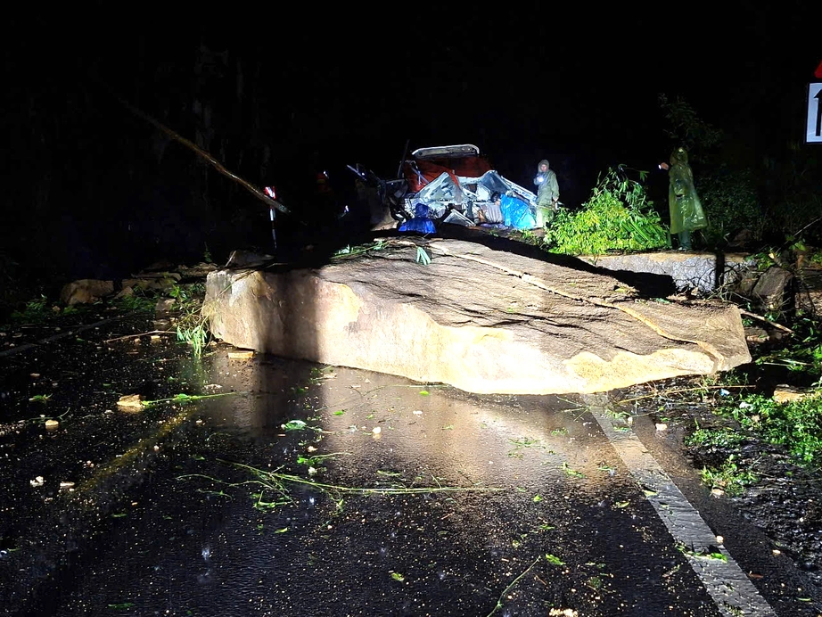 Nóng: Sạt lở đèo Khánh Lê vùi lấp xe khách, 6 người tử vong, nhiều người bị thương- Ảnh 2. Nóng: Sạt lở đèo Khánh Lê vùi lấp xe khách, 6 người tử vong, nhiều người bị thương- Ảnh 2.