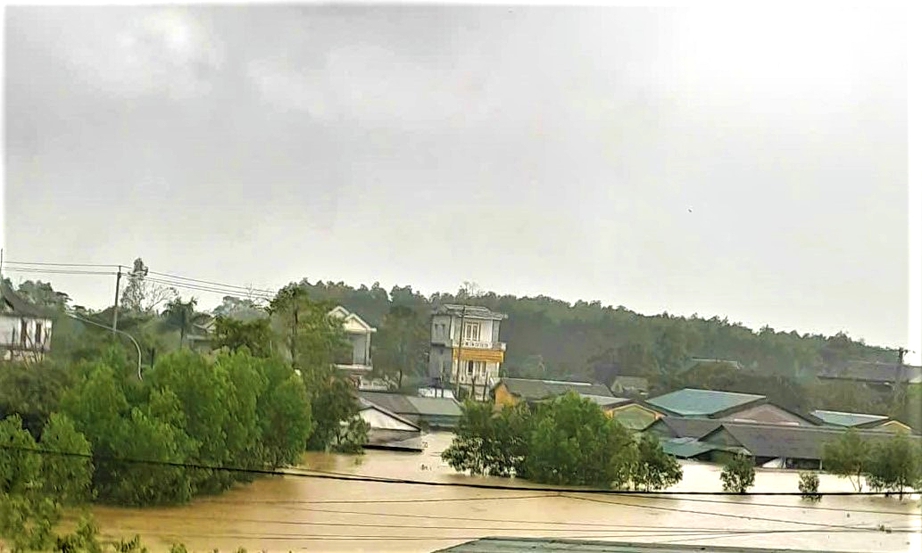 Huế: Nước lũ lên nhanh, giao thông chia cắt, gần 300 nhà dân chìm trong biển nước- Ảnh 1. Huế: Nước lũ lên nhanh, giao thông chia cắt, gần 300 nhà dân chìm trong biển nước- Ảnh 1.