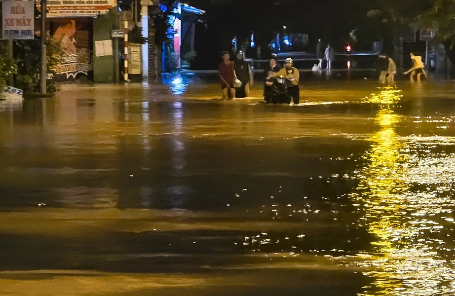 Nước lũ dâng cao, người dân bì bõm lội lụt trong đêm ở Quảng Trị- Ảnh 1. Nước lũ dâng cao, người dân bì bõm lội lụt trong đêm ở Quảng Trị- Ảnh 1.