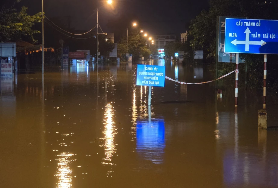 Nước lũ dâng cao, người dân bì bõm lội lụt trong đêm ở Quảng Trị- Ảnh 10. Nước lũ dâng cao, người dân bì bõm lội lụt trong đêm ở Quảng Trị- Ảnh 10.