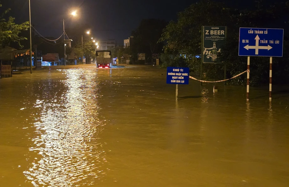 Nước lũ dâng cao, người dân bì bõm lội lụt trong đêm ở Quảng Trị- Ảnh 12. Nước lũ dâng cao, người dân bì bõm lội lụt trong đêm ở Quảng Trị- Ảnh 12.
