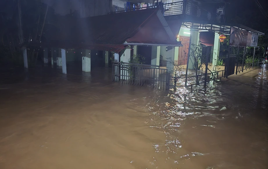 Nước lũ dâng cao, người dân bì bõm lội lụt trong đêm ở Quảng Trị- Ảnh 13. Nước lũ dâng cao, người dân bì bõm lội lụt trong đêm ở Quảng Trị- Ảnh 13.