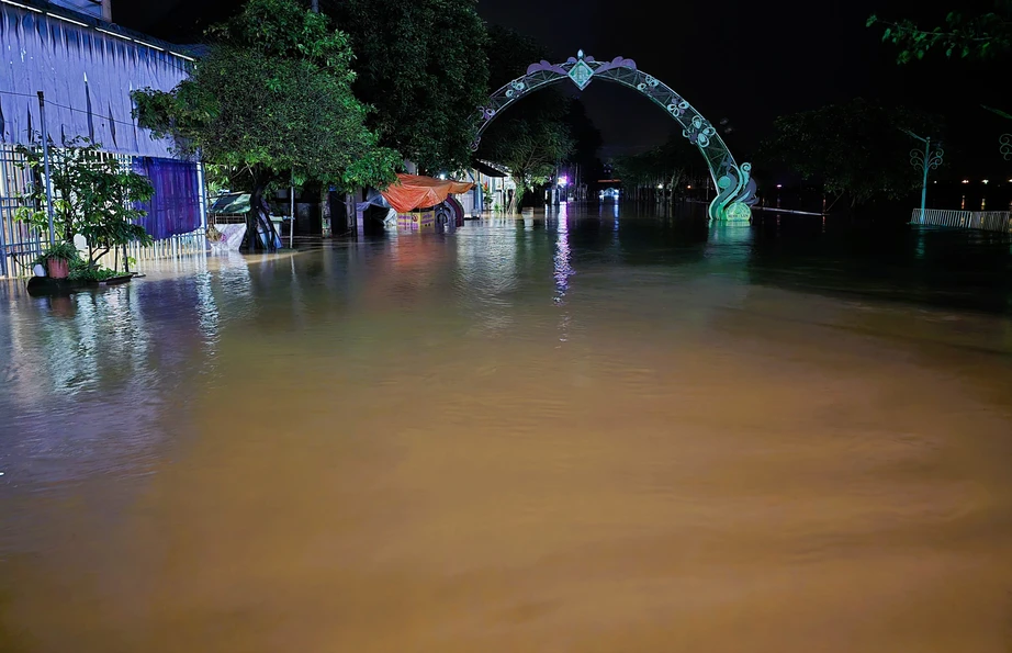 Nước lũ dâng cao, người dân bì bõm lội lụt trong đêm ở Quảng Trị- Ảnh 2. Nước lũ dâng cao, người dân bì bõm lội lụt trong đêm ở Quảng Trị- Ảnh 2.