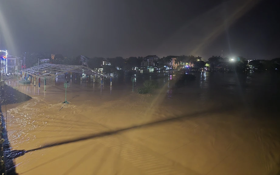 Nước lũ dâng cao, người dân bì bõm lội lụt trong đêm ở Quảng Trị- Ảnh 4. Nước lũ dâng cao, người dân bì bõm lội lụt trong đêm ở Quảng Trị- Ảnh 4.