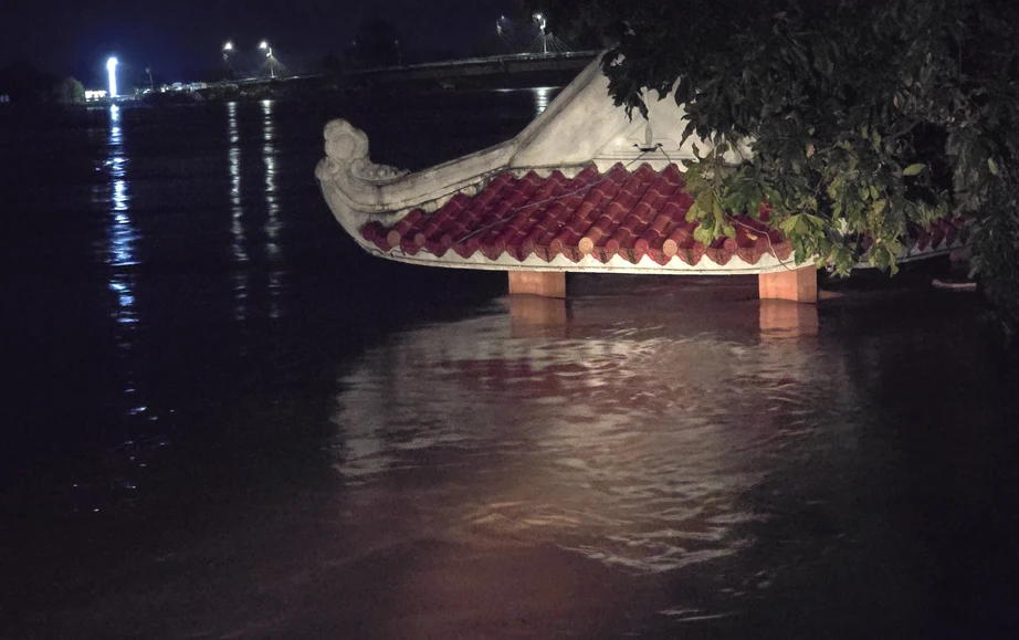 Nước lũ dâng cao, người dân bì bõm lội lụt trong đêm ở Quảng Trị- Ảnh 5. Nước lũ dâng cao, người dân bì bõm lội lụt trong đêm ở Quảng Trị- Ảnh 5.