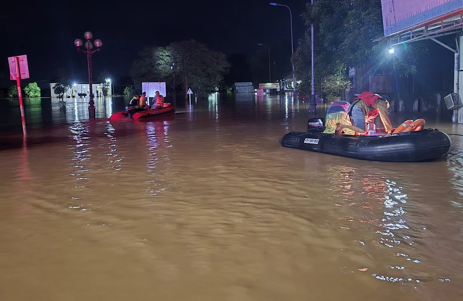 Nước lũ dâng cao, người dân bì bõm lội lụt trong đêm ở Quảng Trị- Ảnh 6. Nước lũ dâng cao, người dân bì bõm lội lụt trong đêm ở Quảng Trị- Ảnh 6.