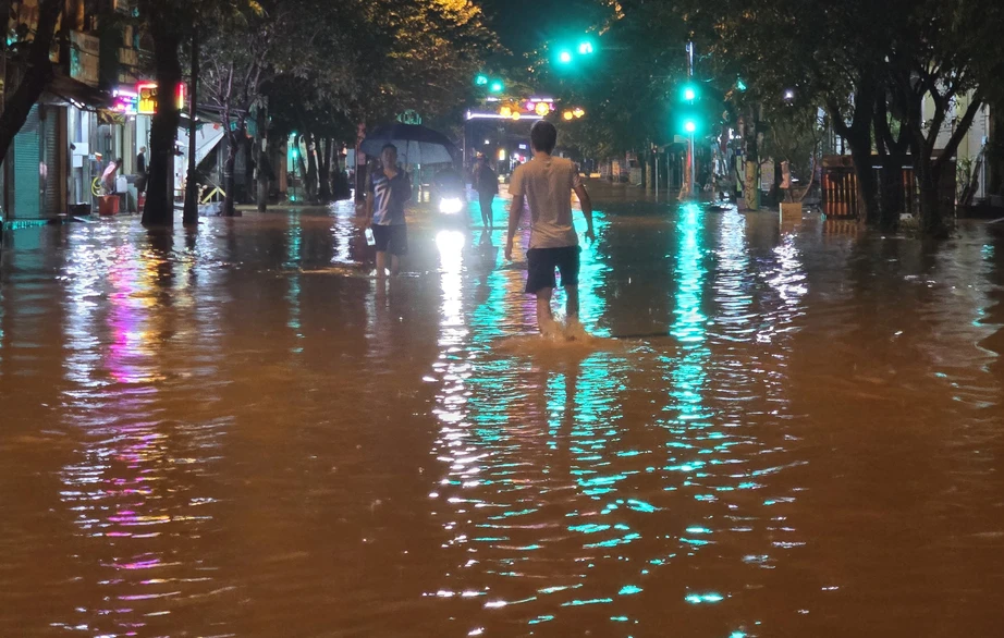 Nước lũ dâng cao, người dân bì bõm lội lụt trong đêm ở Quảng Trị- Ảnh 7. Nước lũ dâng cao, người dân bì bõm lội lụt trong đêm ở Quảng Trị- Ảnh 7.