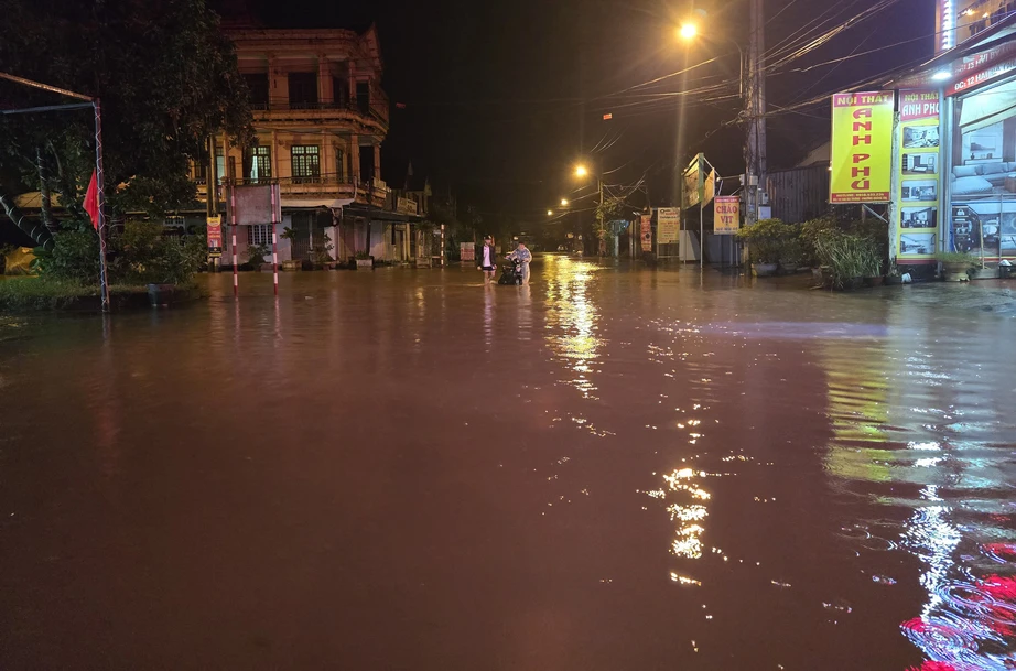 Nước lũ dâng cao, người dân bì bõm lội lụt trong đêm ở Quảng Trị- Ảnh 8. Nước lũ dâng cao, người dân bì bõm lội lụt trong đêm ở Quảng Trị- Ảnh 8.