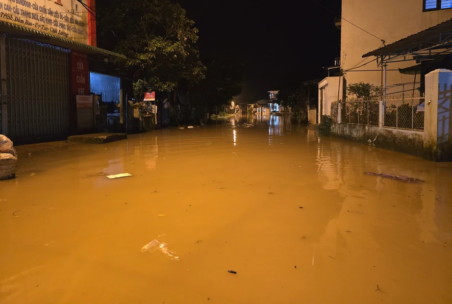 Nước lũ dâng cao, người dân bì bõm lội lụt trong đêm ở Quảng Trị- Ảnh 9. Nước lũ dâng cao, người dân bì bõm lội lụt trong đêm ở Quảng Trị- Ảnh 9.