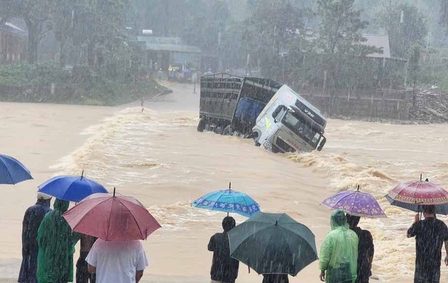 Cố băng qua cầu tràn ở Quảng Trị, xe đầu kéo bị nước lũ cuốn trôi, tài xế mất tích- Ảnh 2. Cố băng qua cầu tràn ở Quảng Trị, xe đầu kéo bị nước lũ cuốn trôi, tài xế mất tích- Ảnh 2.