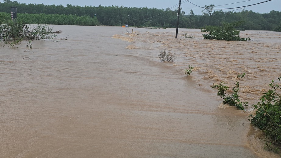 Cố băng qua cầu tràn ở Quảng Trị, xe đầu kéo bị nước lũ cuốn trôi, tài xế mất tích- Ảnh 10. Cố băng qua cầu tràn ở Quảng Trị, xe đầu kéo bị nước lũ cuốn trôi, tài xế mất tích- Ảnh 10.