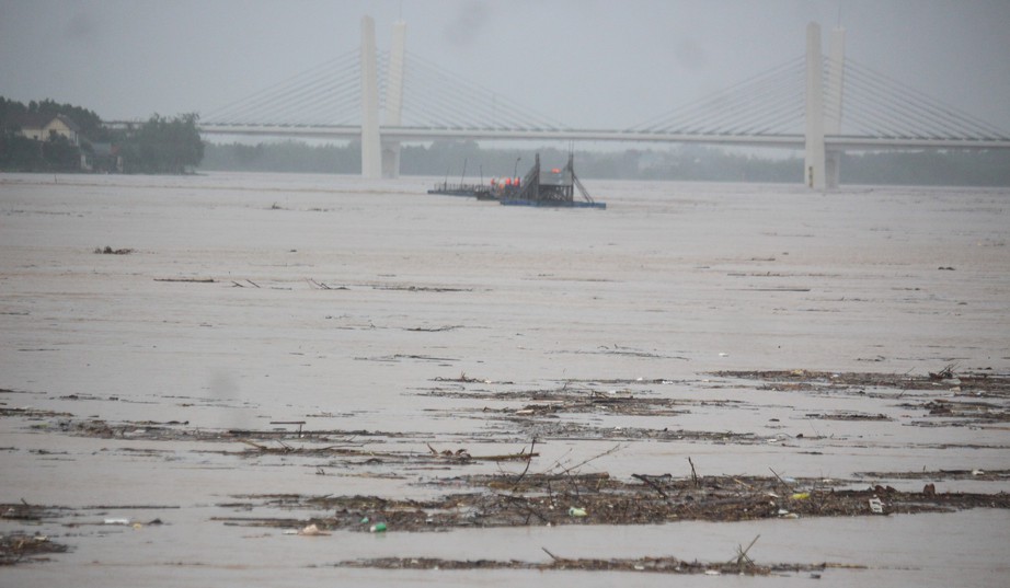 Cố băng qua cầu tràn ở Quảng Trị, xe đầu kéo bị nước lũ cuốn trôi, tài xế mất tích- Ảnh 11. Cố băng qua cầu tràn ở Quảng Trị, xe đầu kéo bị nước lũ cuốn trôi, tài xế mất tích- Ảnh 11.