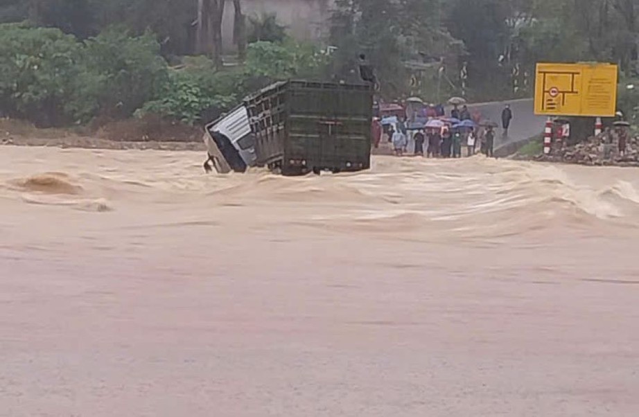 Cố băng qua cầu tràn ở Quảng Trị, xe đầu kéo bị nước lũ cuốn trôi, tài xế mất tích- Ảnh 3. Cố băng qua cầu tràn ở Quảng Trị, xe đầu kéo bị nước lũ cuốn trôi, tài xế mất tích- Ảnh 3.