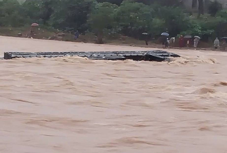 Cố băng qua cầu tràn ở Quảng Trị, xe đầu kéo bị nước lũ cuốn trôi, tài xế mất tích- Ảnh 1. Cố băng qua cầu tràn ở Quảng Trị, xe đầu kéo bị nước lũ cuốn trôi, tài xế mất tích- Ảnh 1.