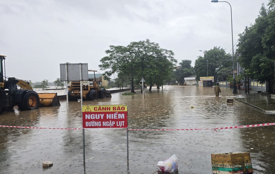 Cố băng qua cầu tràn ở Quảng Trị, xe đầu kéo bị nước lũ cuốn trôi, tài xế mất tích- Ảnh 5. Cố băng qua cầu tràn ở Quảng Trị, xe đầu kéo bị nước lũ cuốn trôi, tài xế mất tích- Ảnh 5.