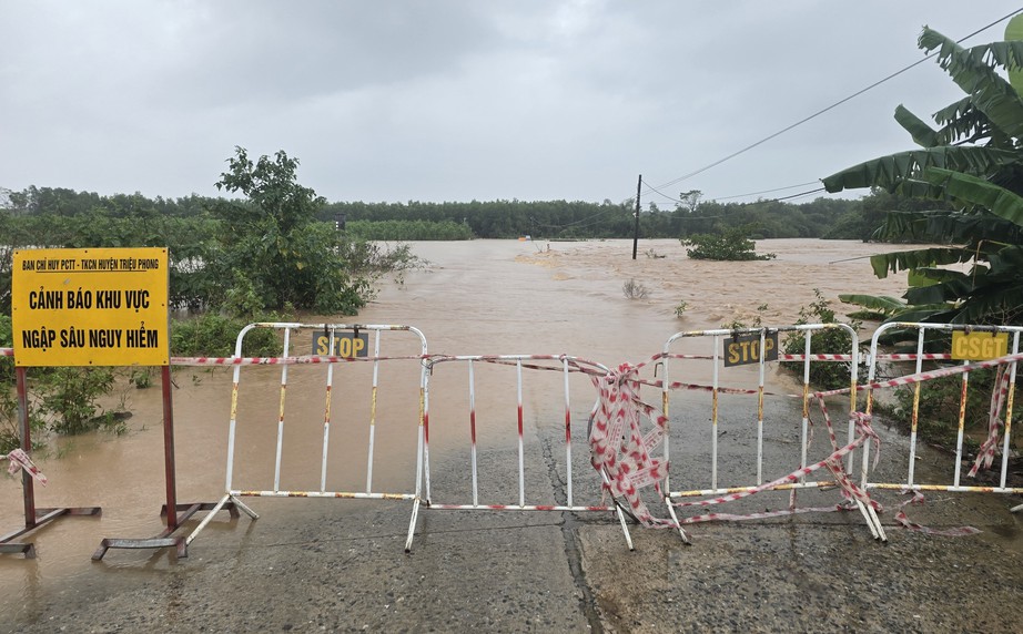 Cố băng qua cầu tràn ở Quảng Trị, xe đầu kéo bị nước lũ cuốn trôi, tài xế mất tích- Ảnh 6. Cố băng qua cầu tràn ở Quảng Trị, xe đầu kéo bị nước lũ cuốn trôi, tài xế mất tích- Ảnh 6.