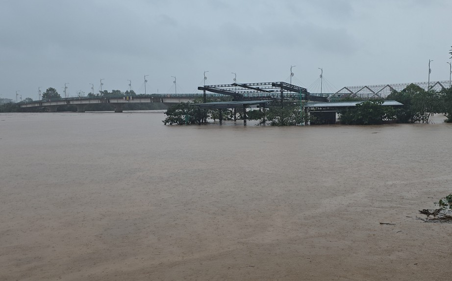 Cố băng qua cầu tràn ở Quảng Trị, xe đầu kéo bị nước lũ cuốn trôi, tài xế mất tích- Ảnh 7. Cố băng qua cầu tràn ở Quảng Trị, xe đầu kéo bị nước lũ cuốn trôi, tài xế mất tích- Ảnh 7.