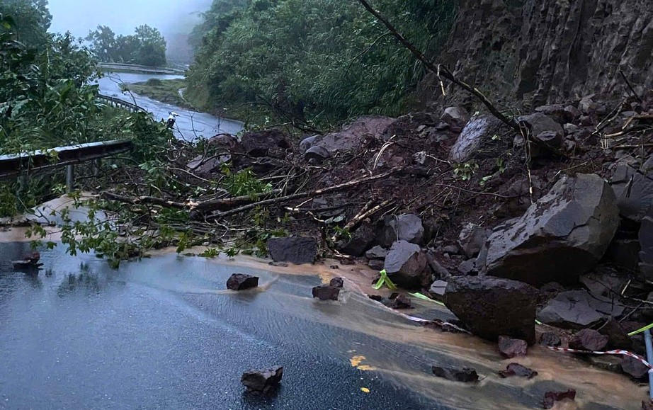 Cố băng qua cầu tràn ở Quảng Trị, xe đầu kéo bị nước lũ cuốn trôi, tài xế mất tích- Ảnh 8. Cố băng qua cầu tràn ở Quảng Trị, xe đầu kéo bị nước lũ cuốn trôi, tài xế mất tích- Ảnh 8.