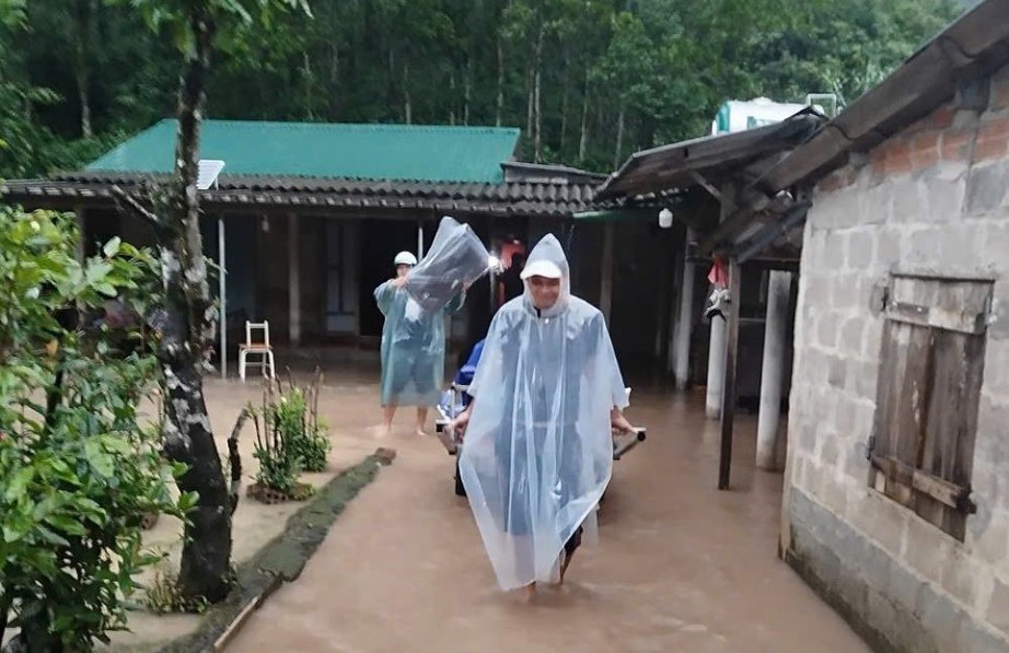 Cố băng qua cầu tràn ở Quảng Trị, xe đầu kéo bị nước lũ cuốn trôi, tài xế mất tích- Ảnh 9. Cố băng qua cầu tràn ở Quảng Trị, xe đầu kéo bị nước lũ cuốn trôi, tài xế mất tích- Ảnh 9.