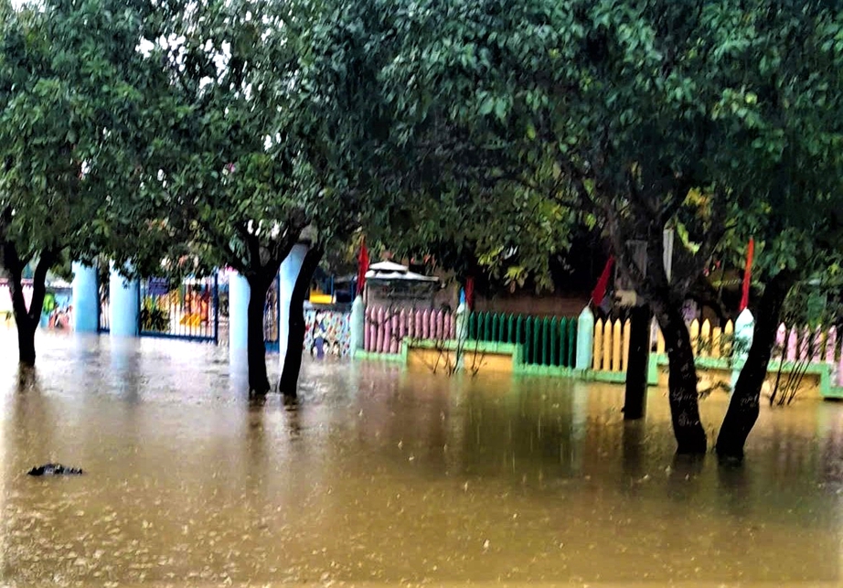 Huế: Nước lũ lên nhanh, giao thông chia cắt, gần 300 nhà dân chìm trong biển nước- Ảnh 9. Huế: Nước lũ lên nhanh, giao thông chia cắt, gần 300 nhà dân chìm trong biển nước- Ảnh 9.