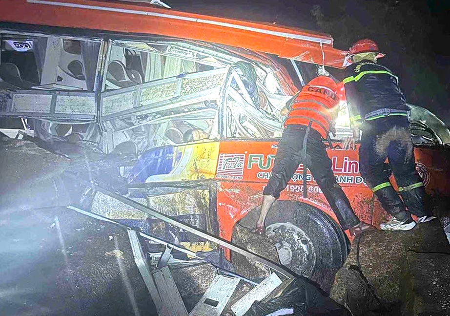 Hiện trường xe khách bị vùi lấp, 6 người tử vong, 16 người bị thương trên đèo Khánh Lê- Ảnh 2. Hiện trường xe khách bị vùi lấp, 6 người tử vong, 16 người bị thương trên đèo Khánh Lê- Ảnh 2.