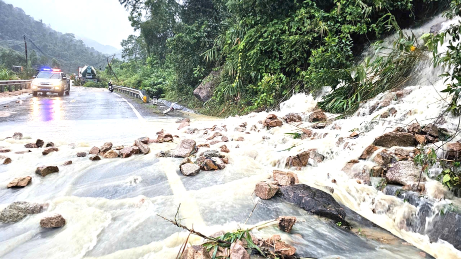 Hiện trường xe khách bị vùi lấp, 6 người tử vong, 16 người bị thương trên đèo Khánh Lê- Ảnh 6. Hiện trường xe khách bị vùi lấp, 6 người tử vong, 16 người bị thương trên đèo Khánh Lê- Ảnh 6.