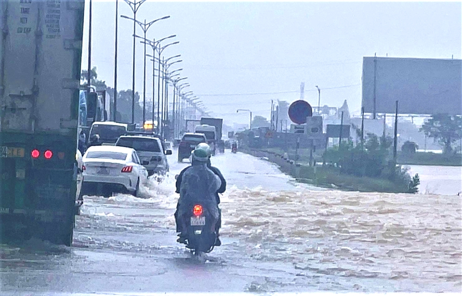 Huế: Nước lũ lên nhanh, giao thông chia cắt, gần 300 nhà dân chìm trong biển nước- Ảnh 6. Huế: Nước lũ lên nhanh, giao thông chia cắt, gần 300 nhà dân chìm trong biển nước- Ảnh 6.