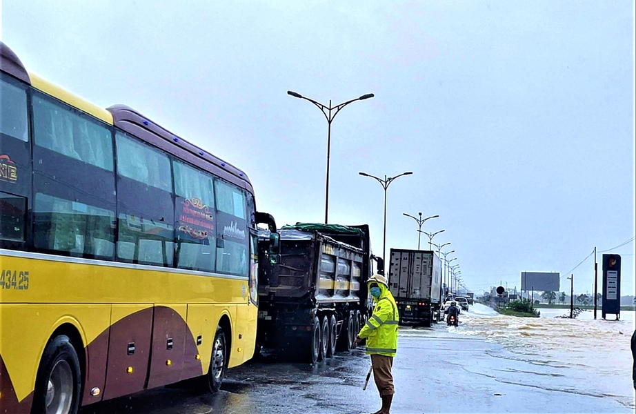 Huế: Nước lũ lên nhanh, giao thông chia cắt, gần 300 nhà dân chìm trong biển nước- Ảnh 10. Huế: Nước lũ lên nhanh, giao thông chia cắt, gần 300 nhà dân chìm trong biển nước- Ảnh 10.