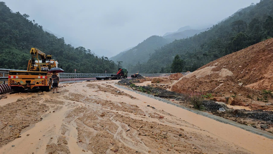 Nóng: Sạt lở đèo Khánh Lê vùi lấp xe khách, 6 người tử vong, nhiều người bị thương- Ảnh 3. Nóng: Sạt lở đèo Khánh Lê vùi lấp xe khách, 6 người tử vong, nhiều người bị thương- Ảnh 3.