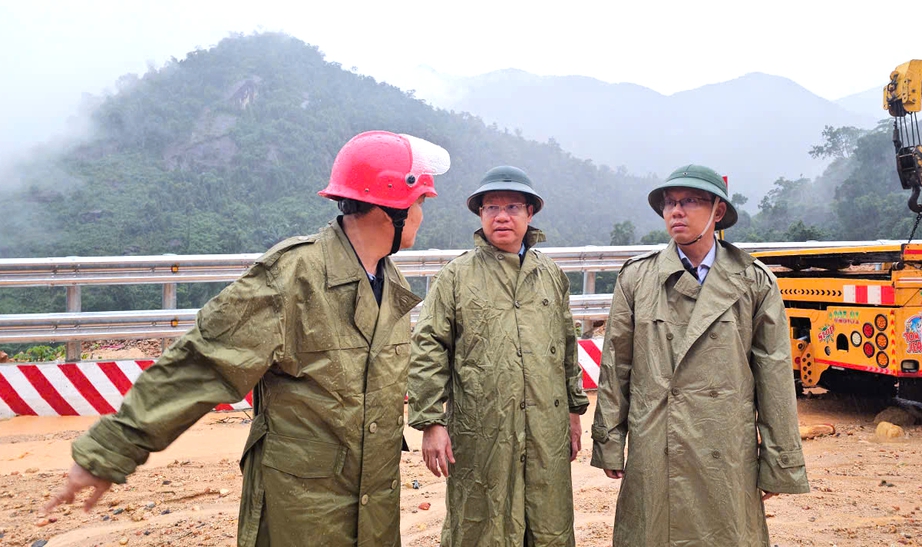 Hiện trường xe khách bị vùi lấp, 6 người tử vong, 16 người bị thương trên đèo Khánh Lê- Ảnh 5. Hiện trường xe khách bị vùi lấp, 6 người tử vong, 16 người bị thương trên đèo Khánh Lê- Ảnh 5.