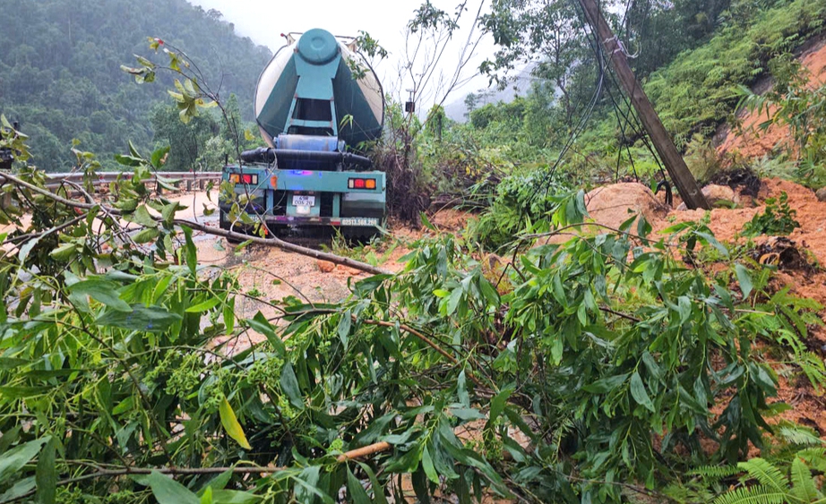 Hiện trường xe khách bị vùi lấp, 6 người tử vong, 16 người bị thương trên đèo Khánh Lê- Ảnh 7. Hiện trường xe khách bị vùi lấp, 6 người tử vong, 16 người bị thương trên đèo Khánh Lê- Ảnh 7.