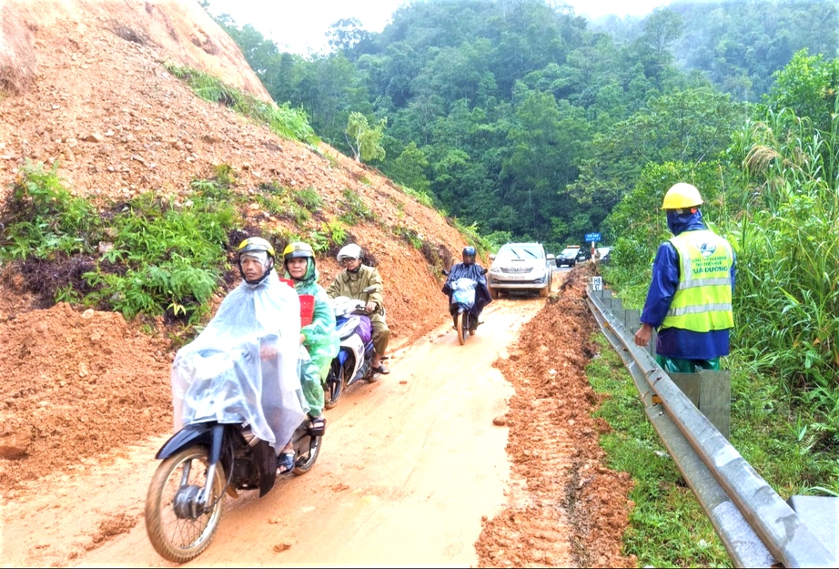 Huế: Nước lũ lên nhanh, giao thông chia cắt, gần 300 nhà dân chìm trong biển nước- Ảnh 11. Huế: Nước lũ lên nhanh, giao thông chia cắt, gần 300 nhà dân chìm trong biển nước- Ảnh 11.