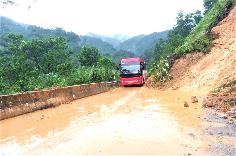 Huế: Nước lũ lên nhanh, giao thông chia cắt, gần 300 nhà dân chìm trong biển nước- Ảnh 12. Huế: Nước lũ lên nhanh, giao thông chia cắt, gần 300 nhà dân chìm trong biển nước- Ảnh 12.