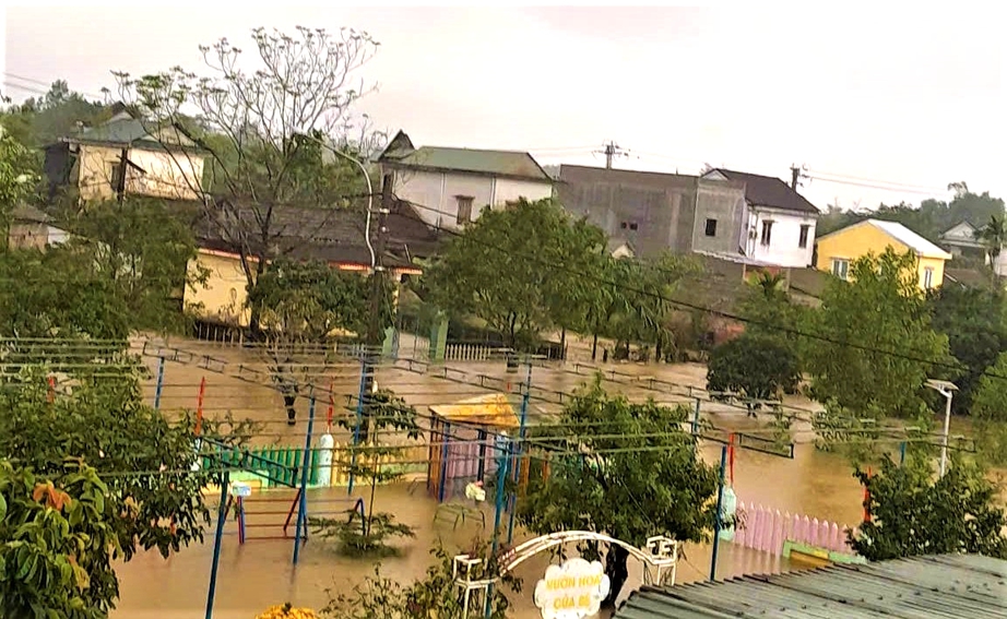 Huế: Nước lũ lên nhanh, giao thông chia cắt, gần 300 nhà dân chìm trong biển nước- Ảnh 3. Huế: Nước lũ lên nhanh, giao thông chia cắt, gần 300 nhà dân chìm trong biển nước- Ảnh 3.